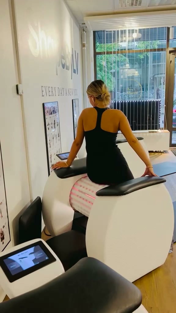 Kund sitter på Body Roll i studion hos ShapeByLV i Växjö