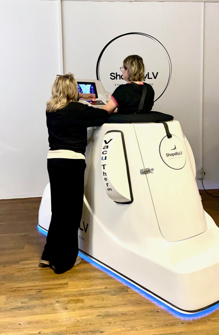 Kund går på VacuTherm-löpbandet med personal hos ShapeByLV